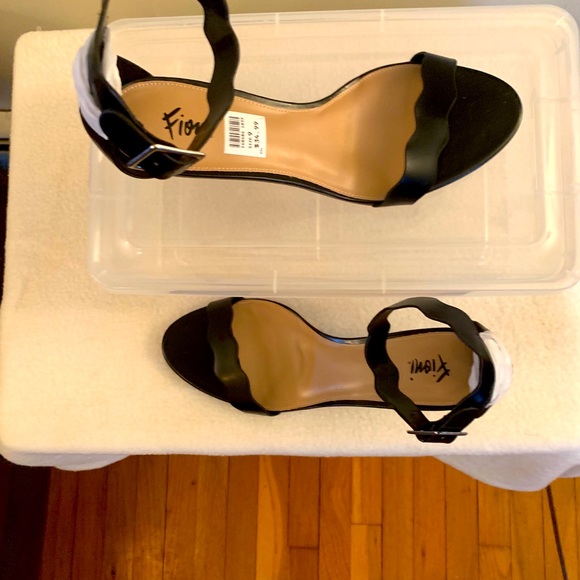 Fiona Black Heel - Picture 2 of 7